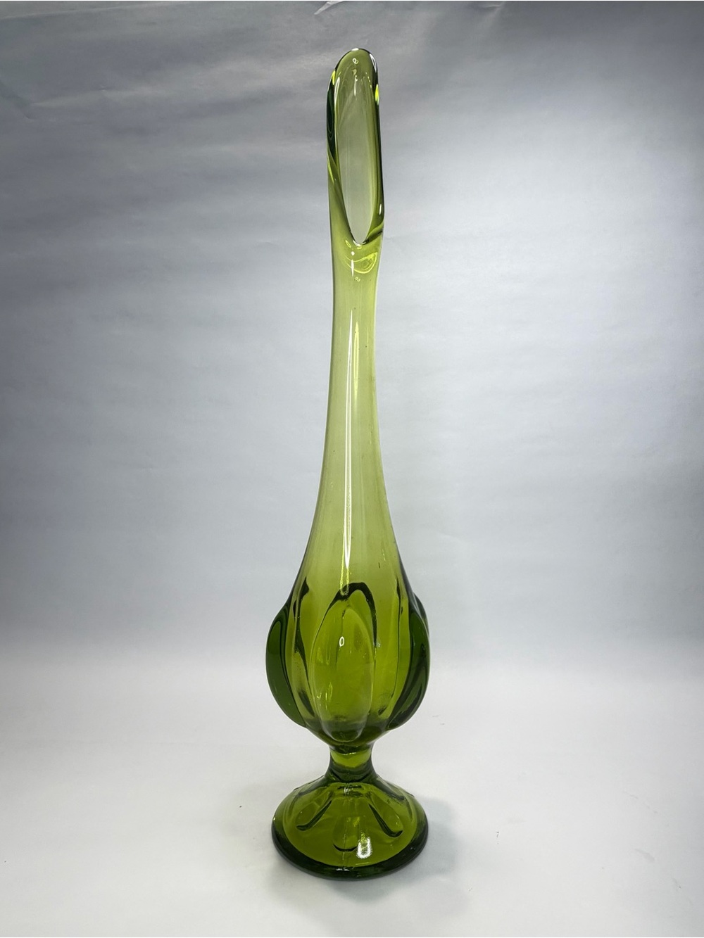 Viking Epic 6 Petal 12.5” Green Swung Stretch Glass Vase MCM Vintage #1465